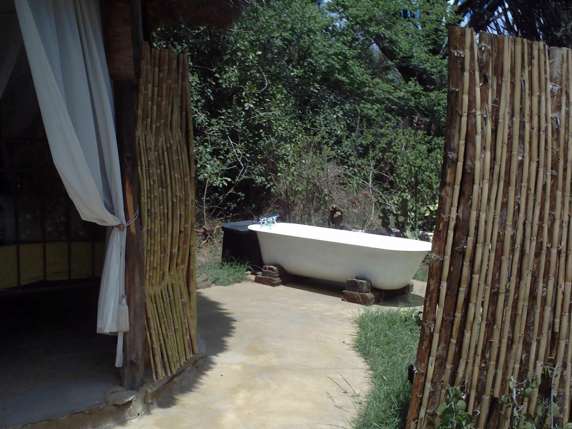 Отель Mbweha Camp Elmenteita Экстерьер фото